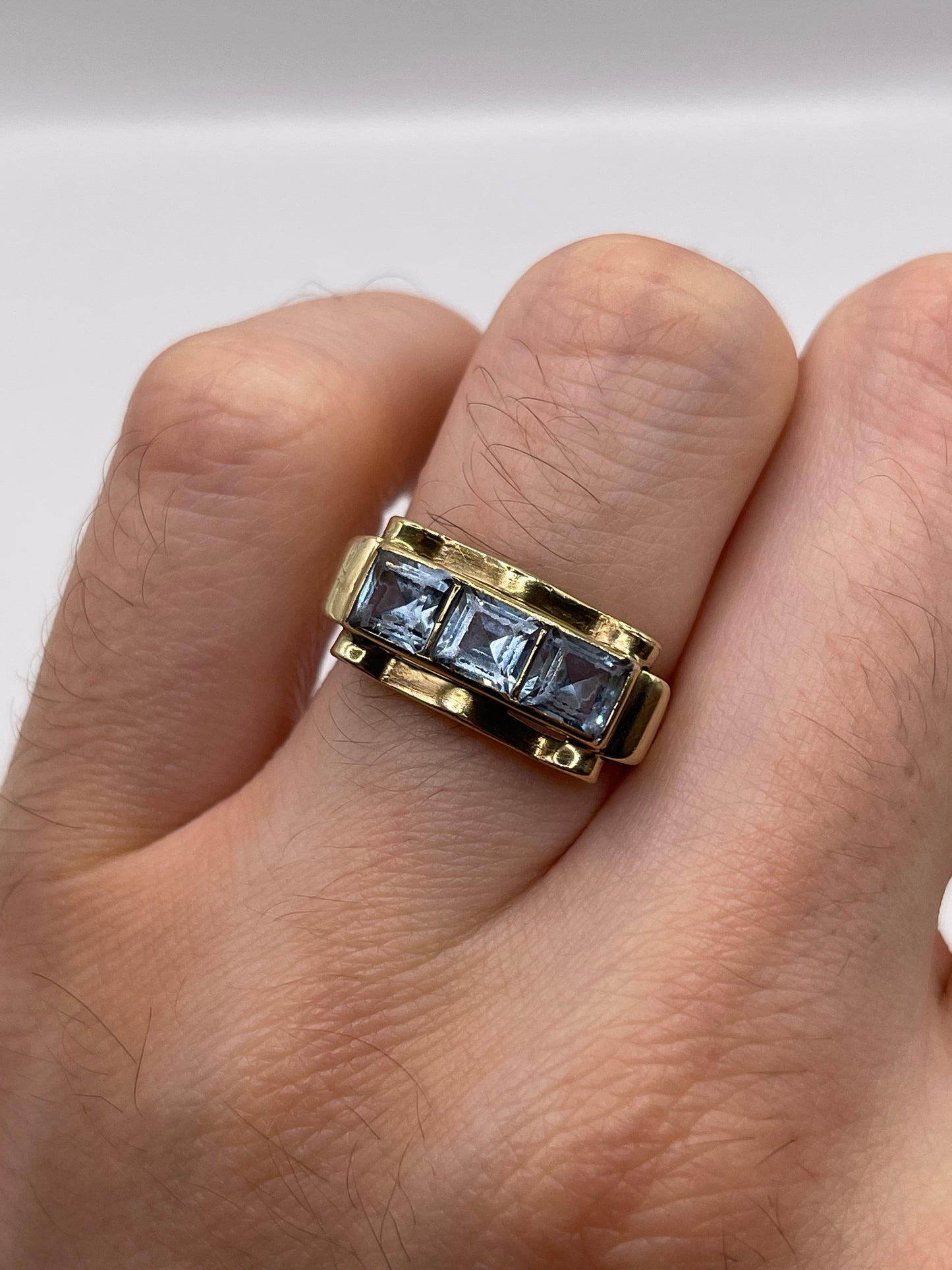 8ct gold synthetic spinel ring