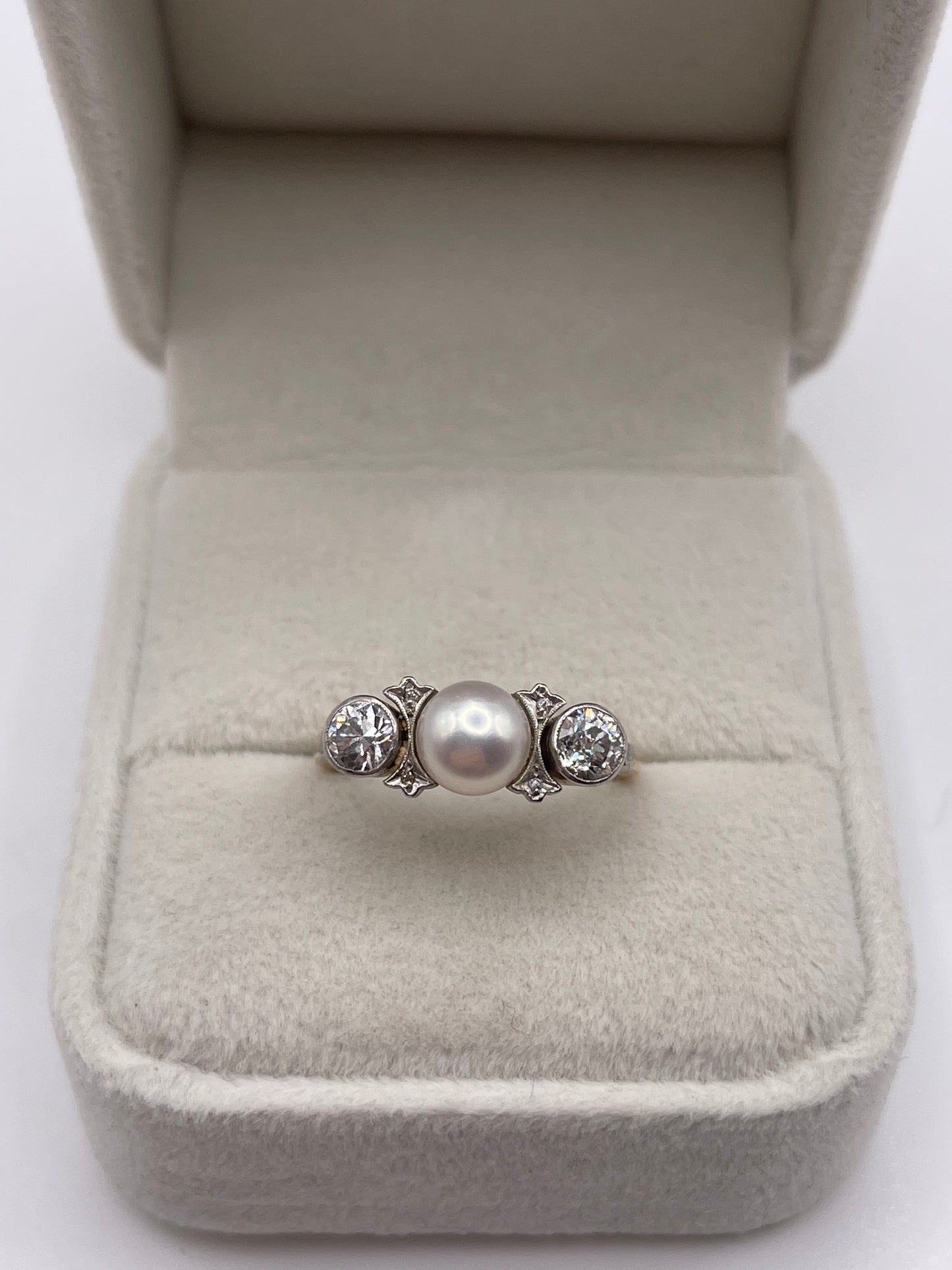 18ct gold pearl and diamond ring