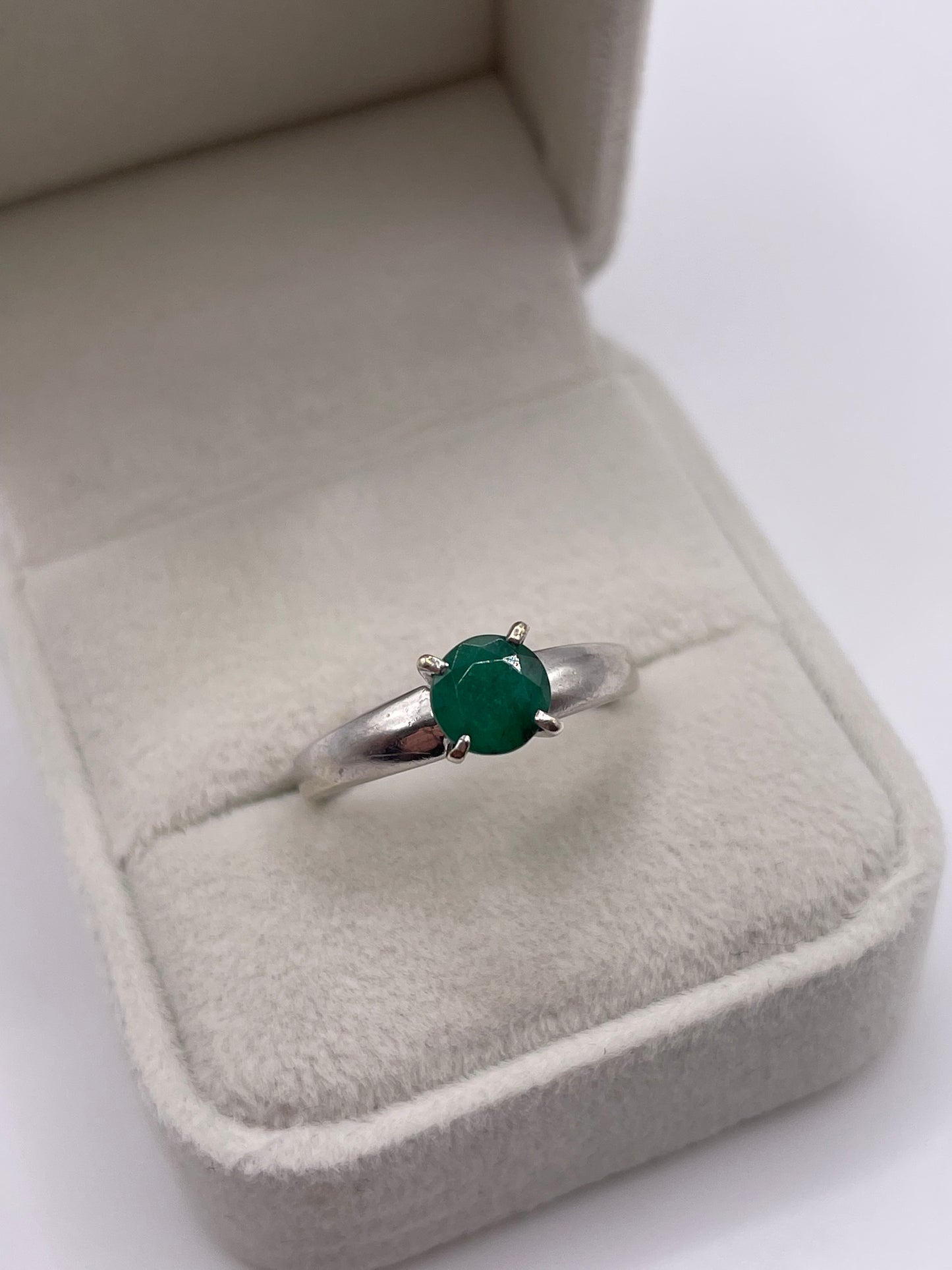 9ct white gold emerald ring