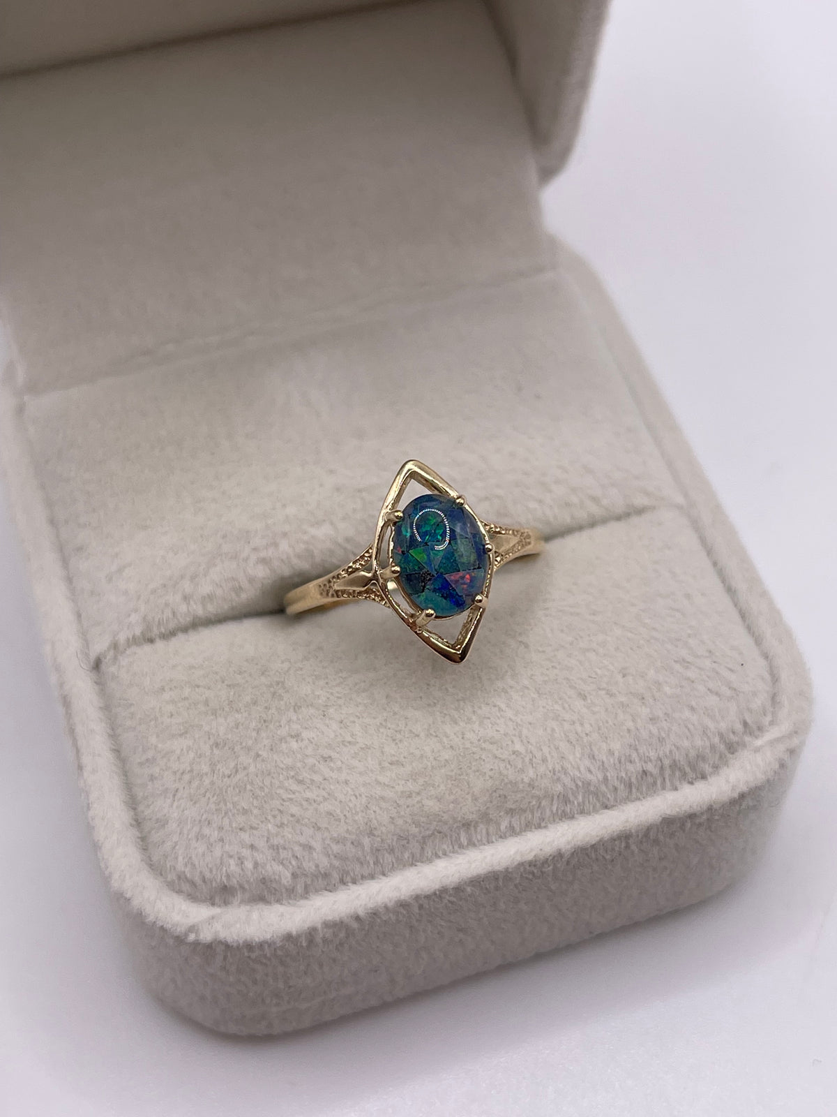 9ct gold opal triplet ring