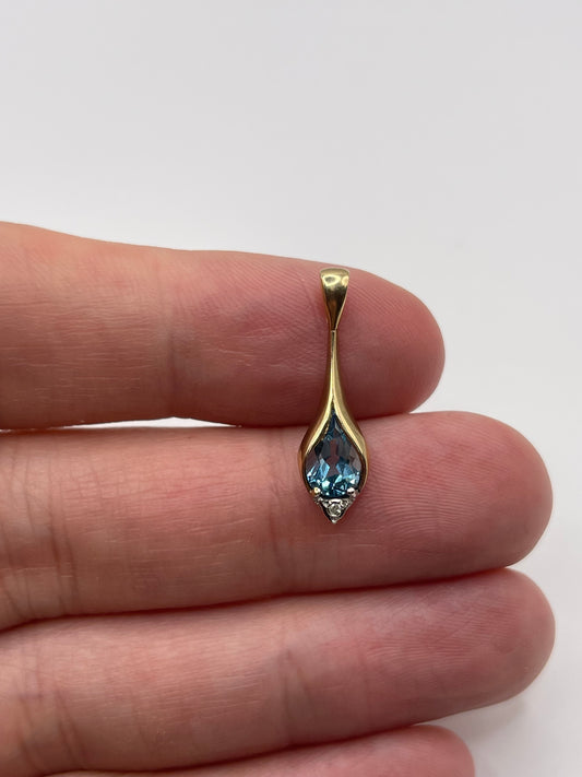 9ct gold topaz and diamond pendant