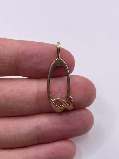 9ct gold initial Q pendant