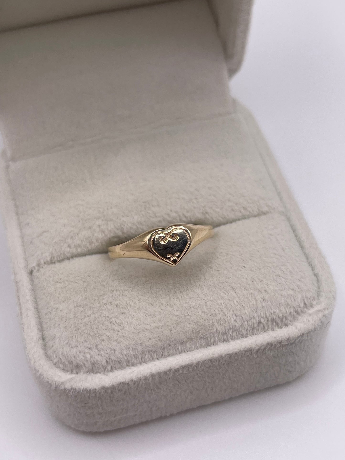 9ct gold heart signet ring
