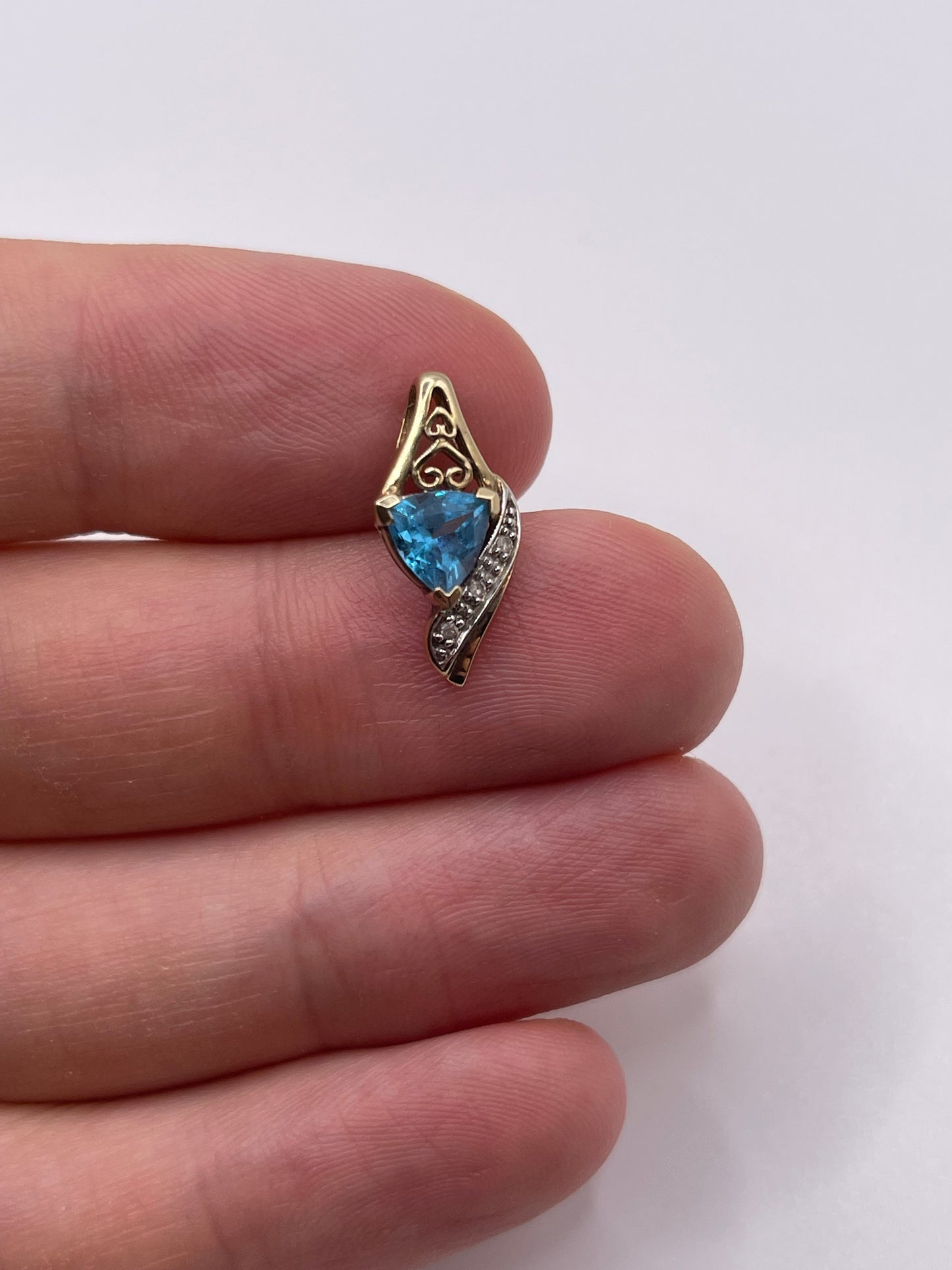 9ct gold topaz and diamond pendant
