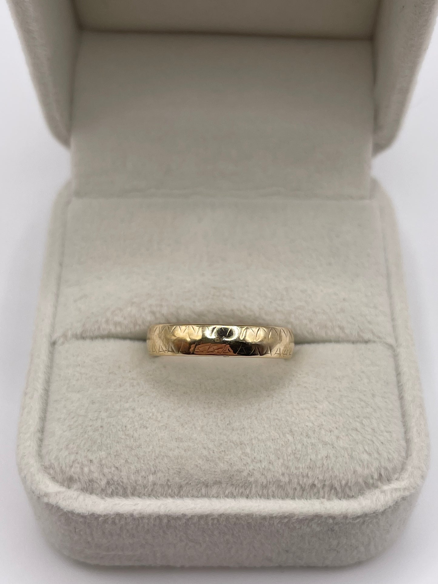 9ct gold patterned band