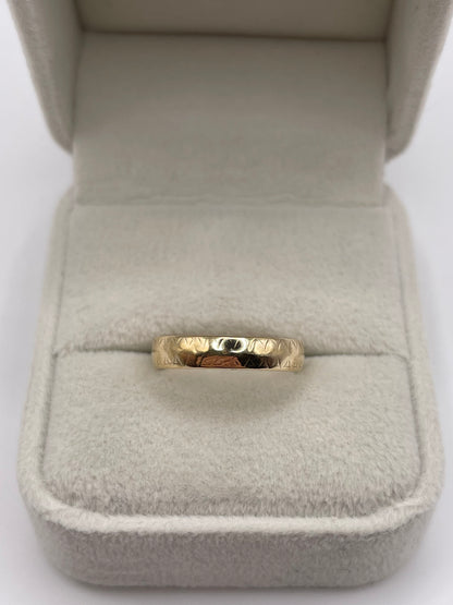 9ct gold patterned band