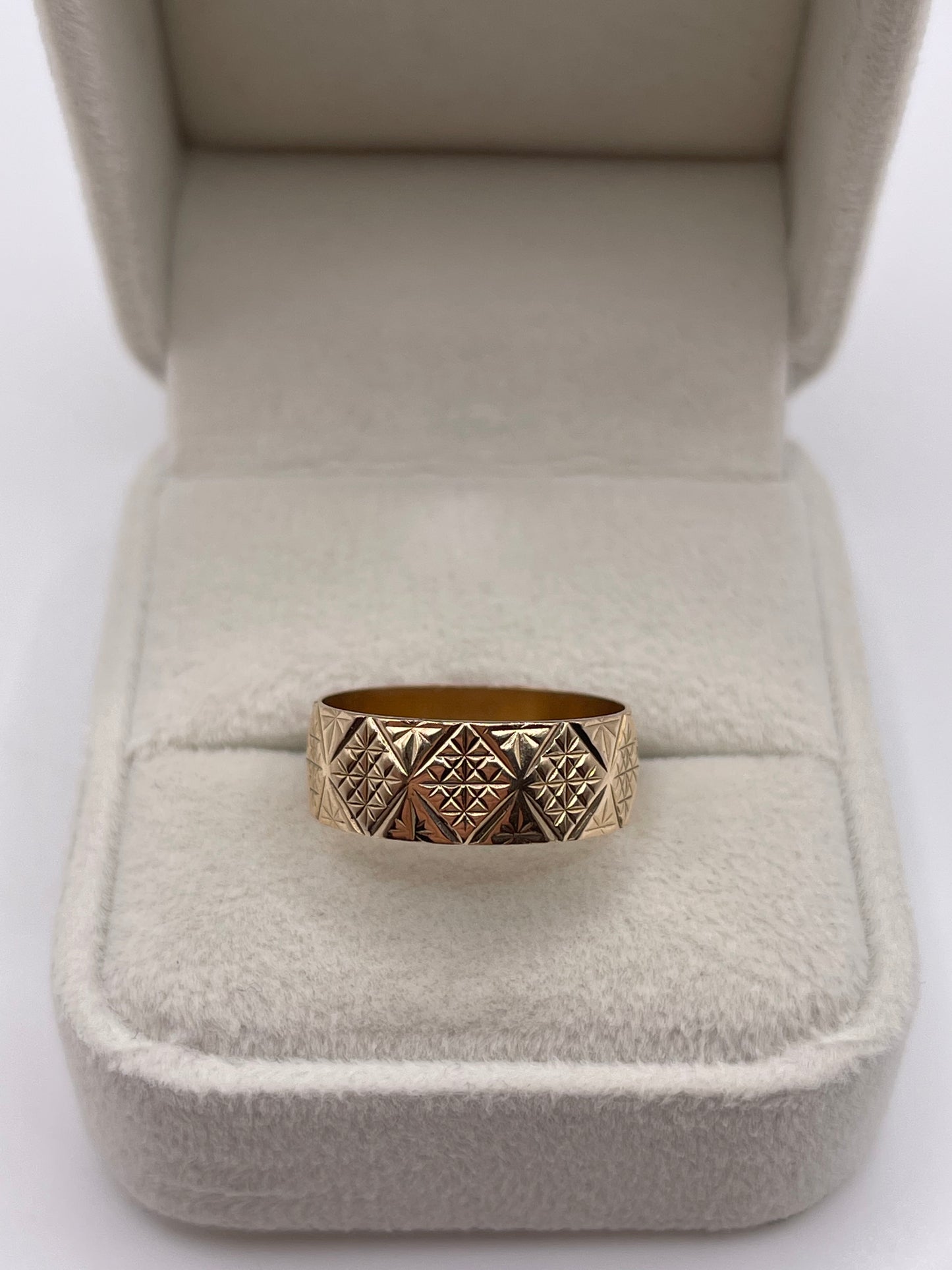 9ct gold patterned band
