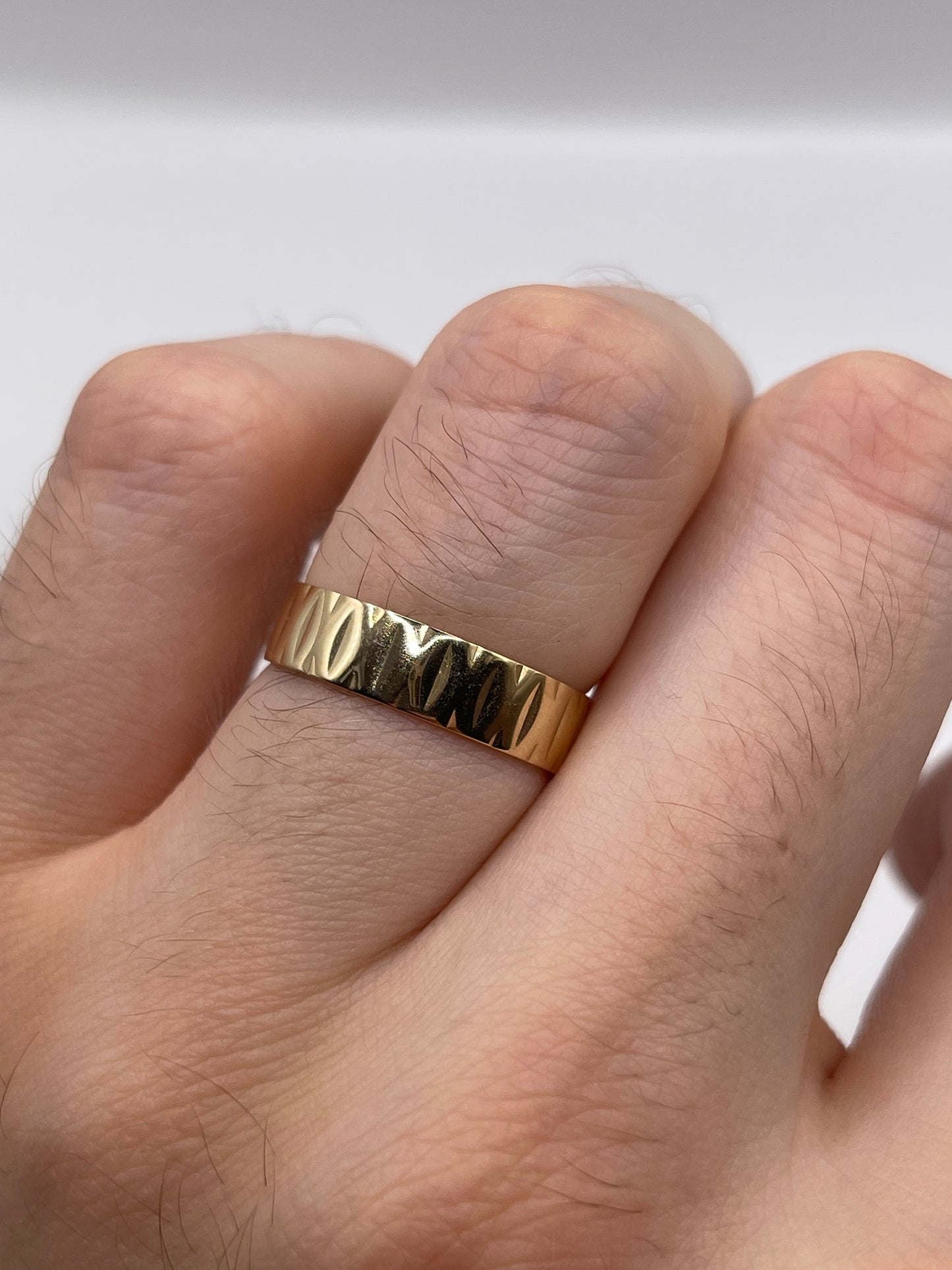 9ct gold patterned band