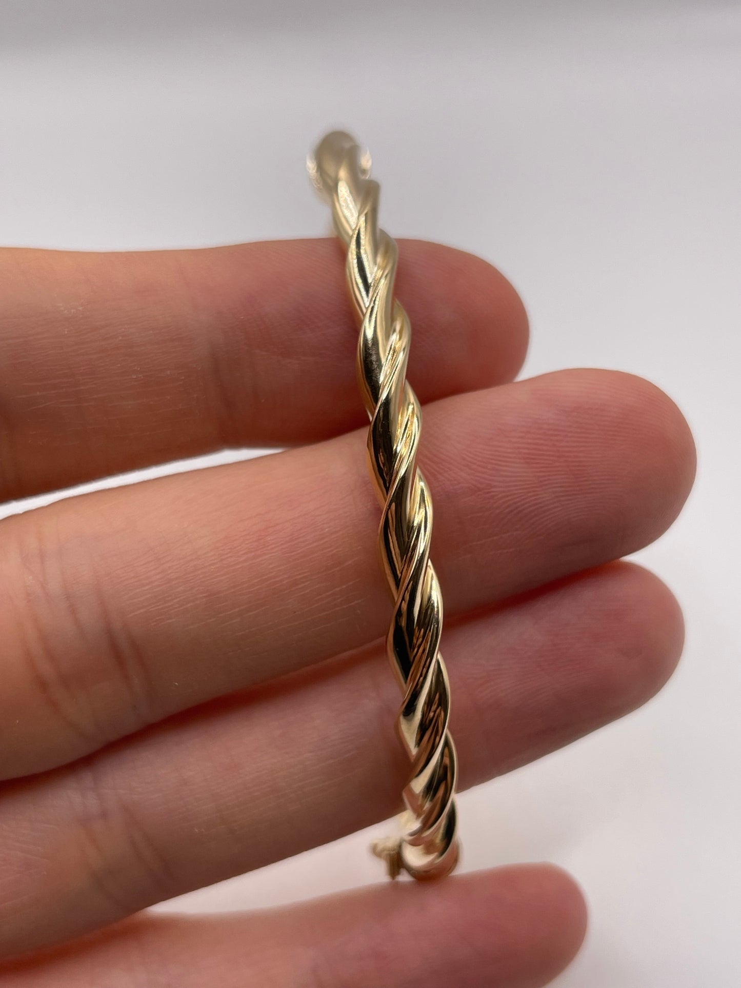 9ct gold bangle