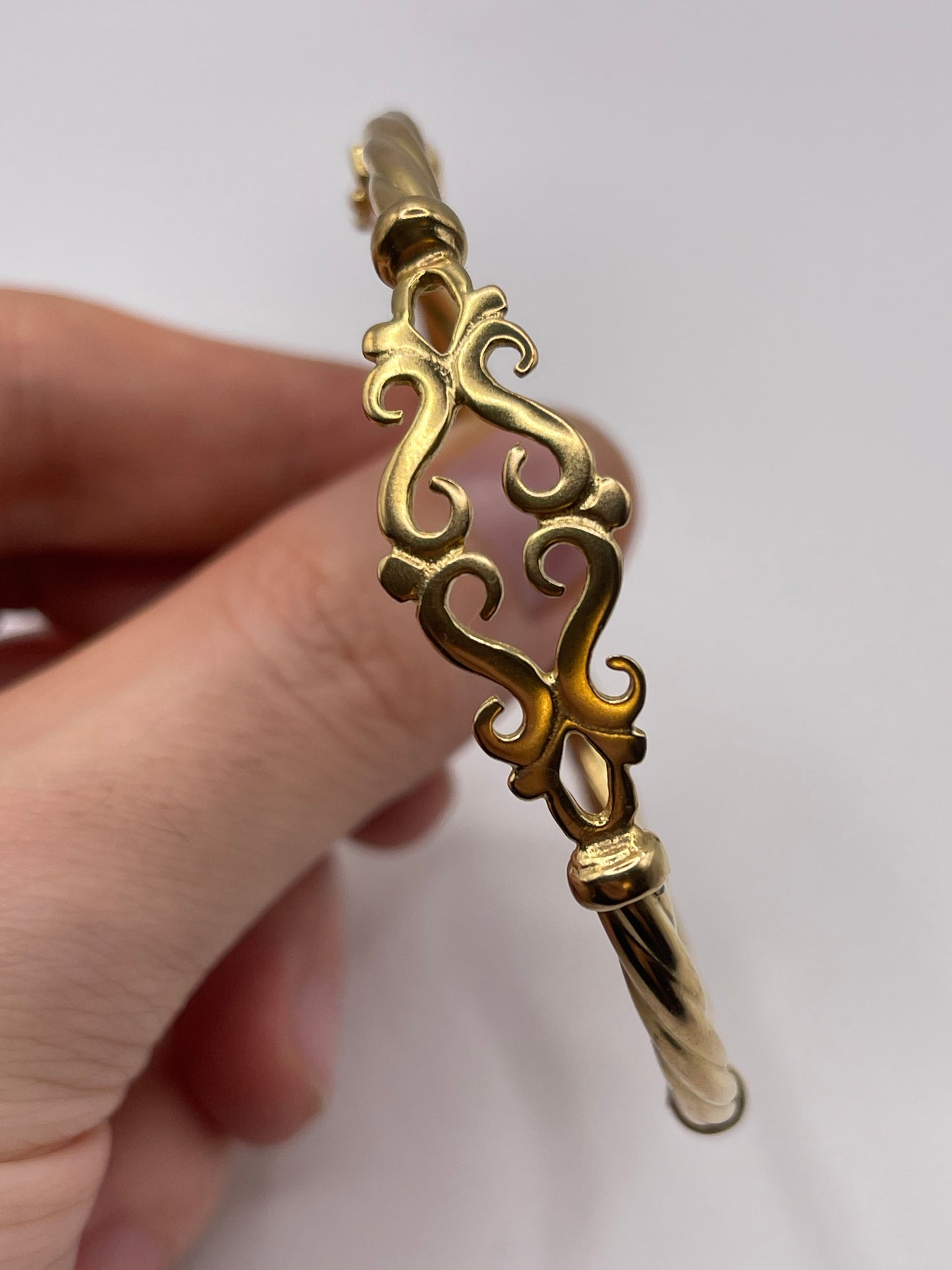 9ct gold bangle