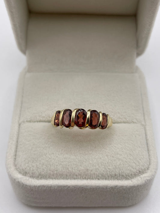 9ct gold garnet ring