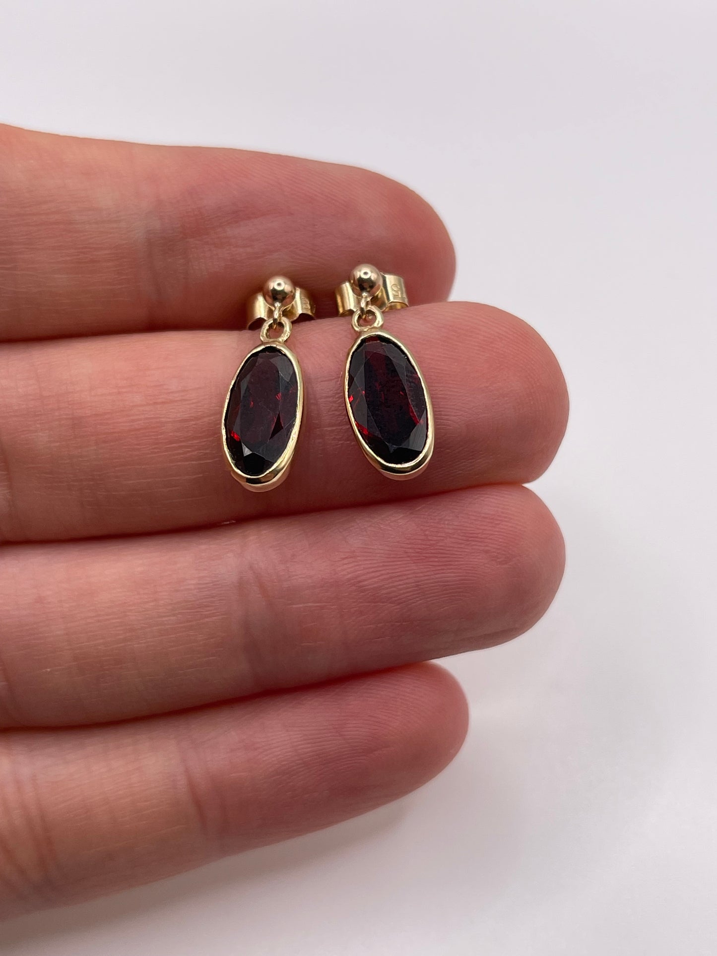 9ct gold garnet earrings