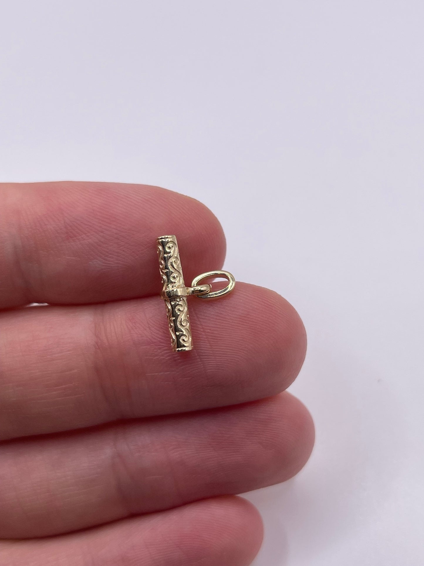 9ct gold patterned t bar pendant