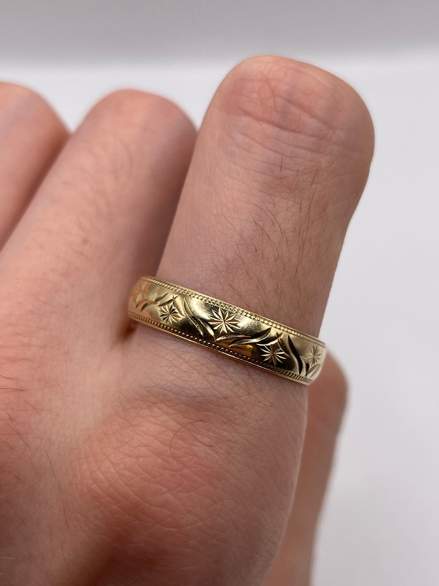 9ct gold patterned band
