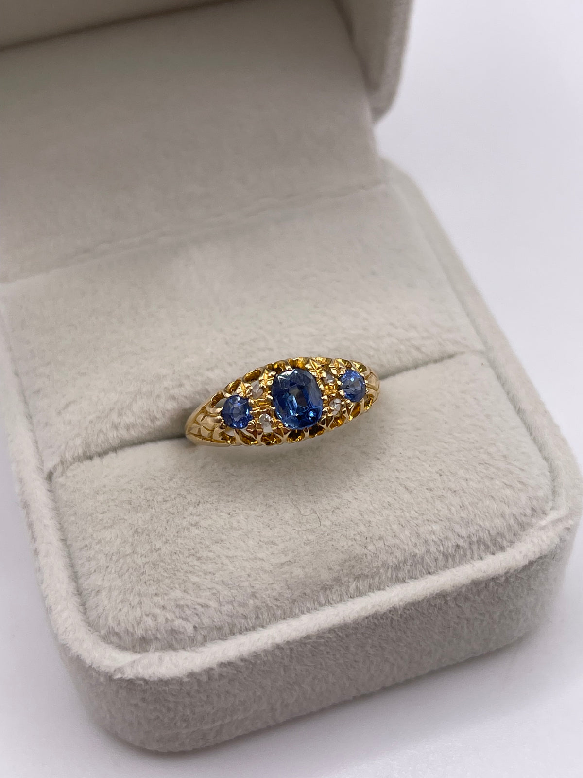 Antique 18ct gold sapphire and diamond ring