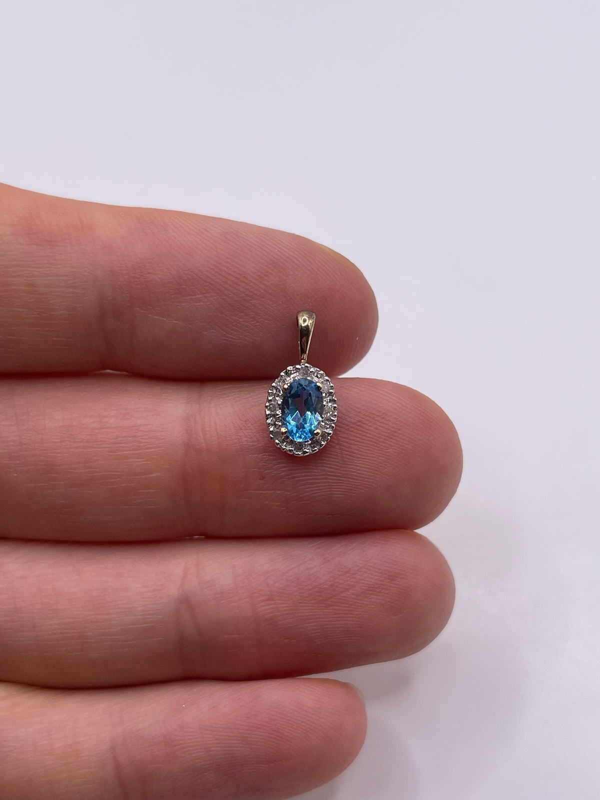 9ct gold topaz and diamond pendant