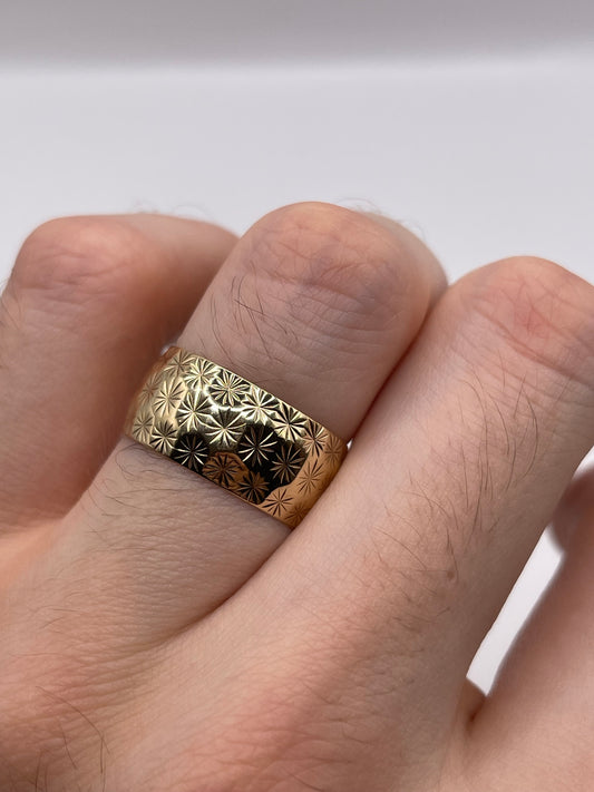 9ct gold patterned band