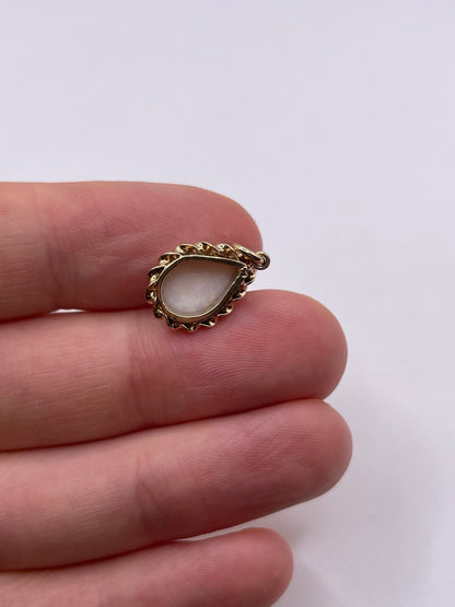 9ct gold opal pendant