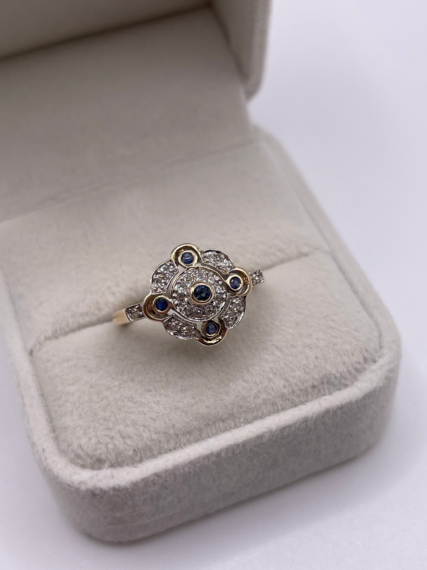 9ct gold sapphire and diamond ring