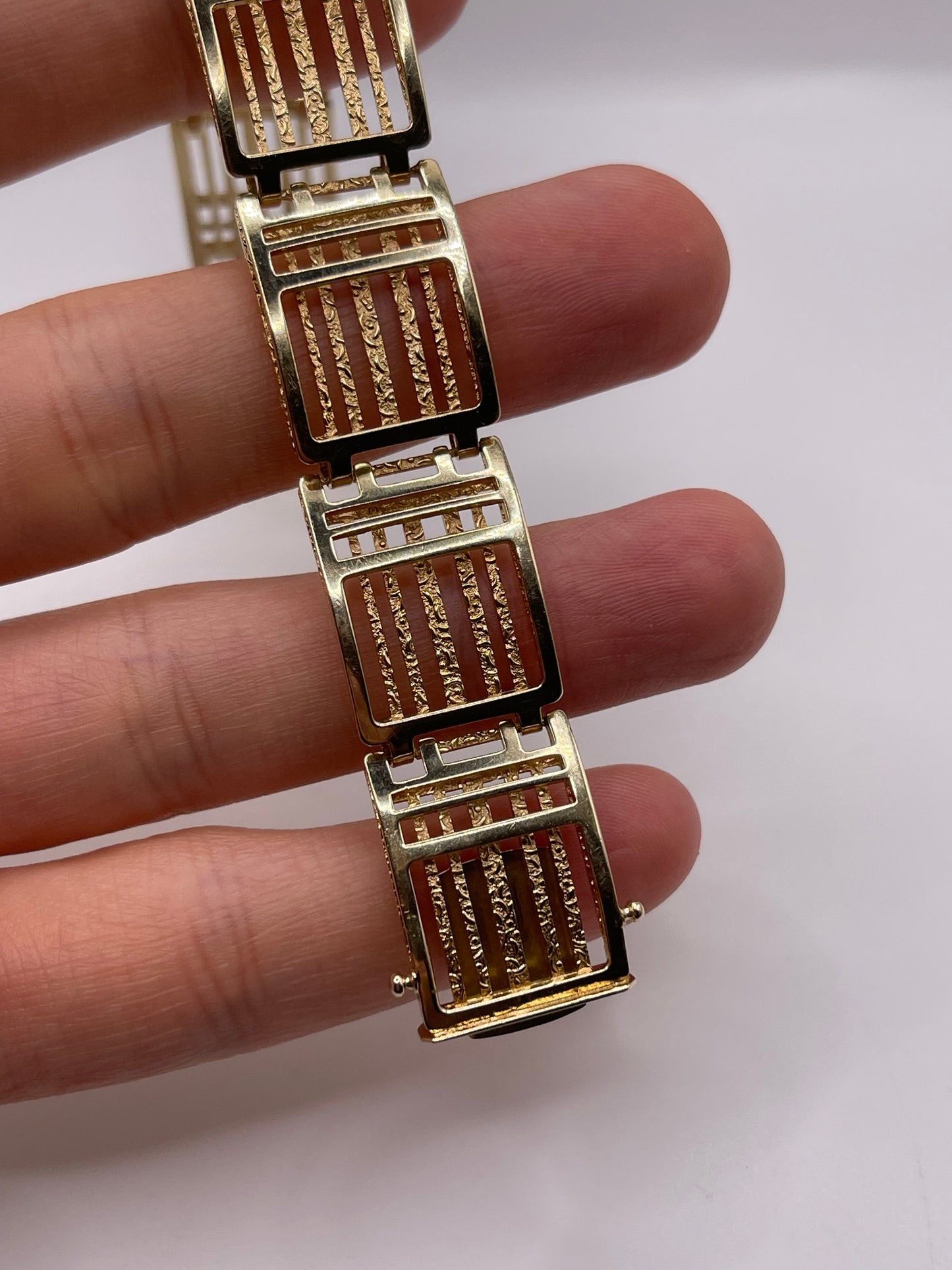Heavy 9ct gold bracelet