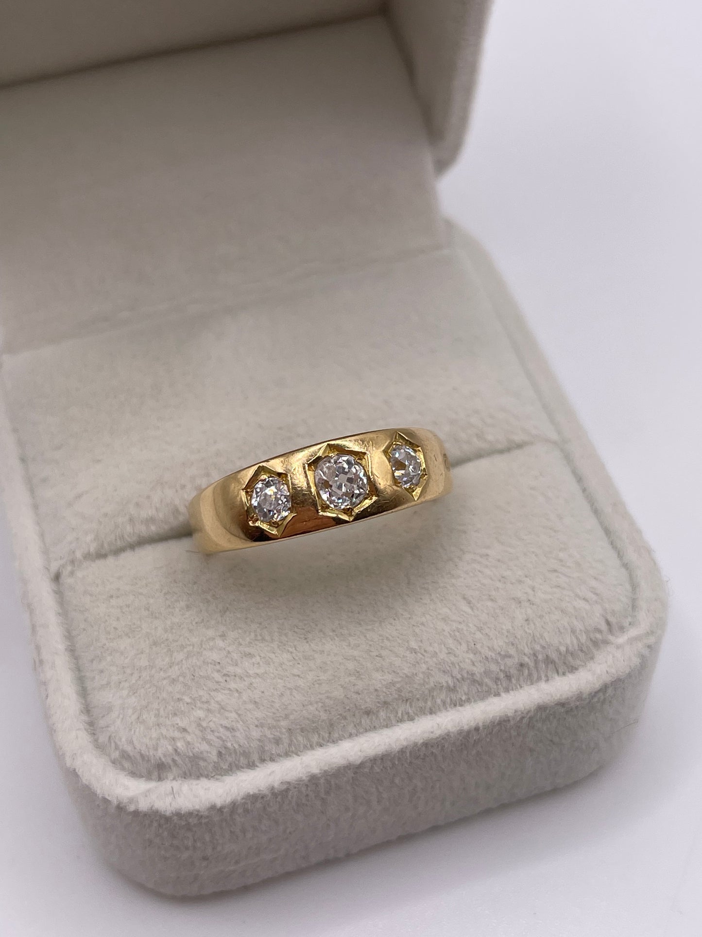 Antique 18ct gold 3 stone diamond guosy ring