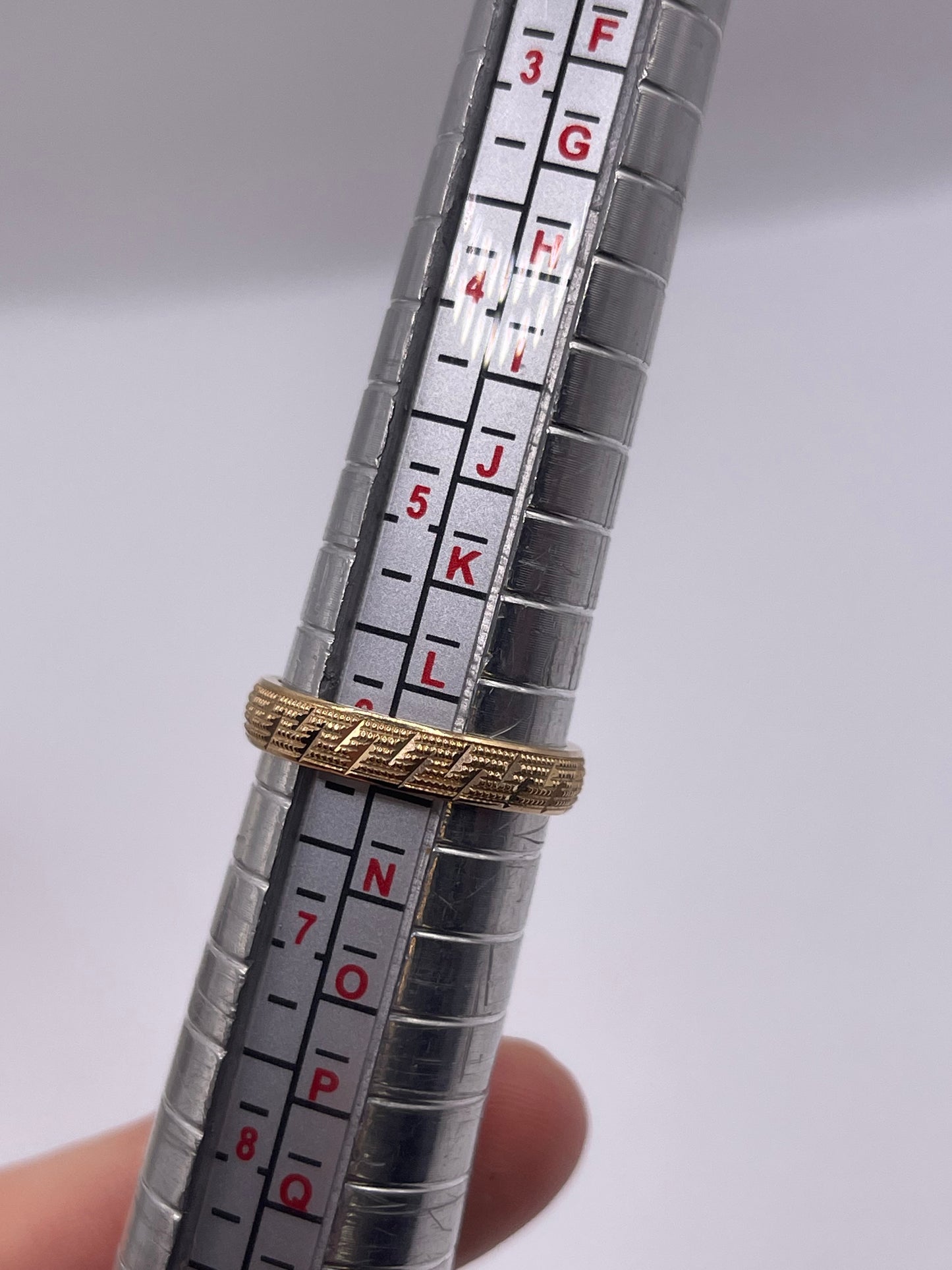 9ct gold patterned band