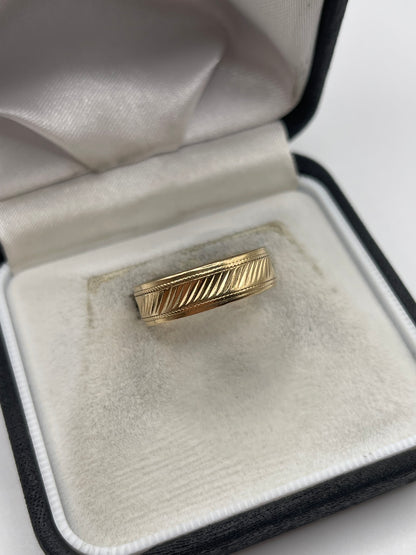 9ct gold patterned band