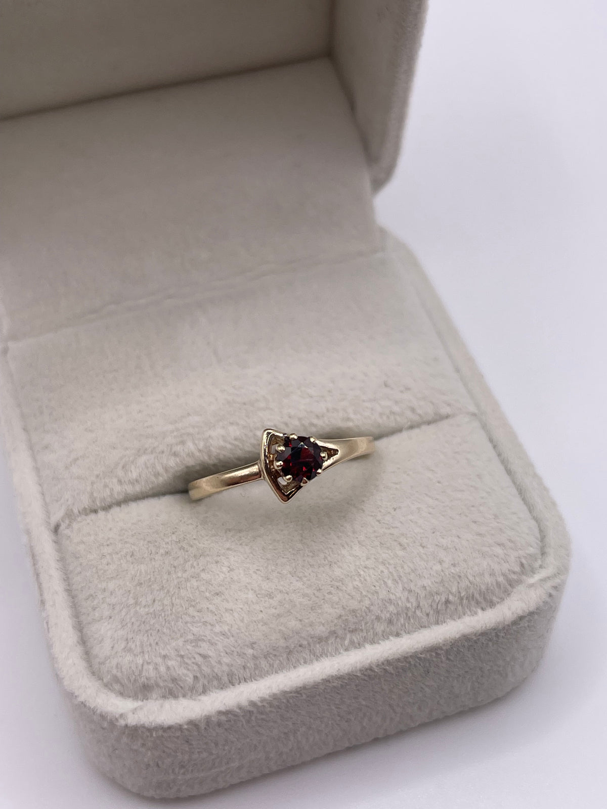 9ct gold garnet ring