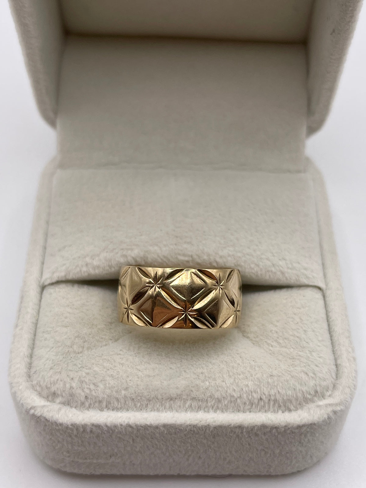 9ct gold patterned band