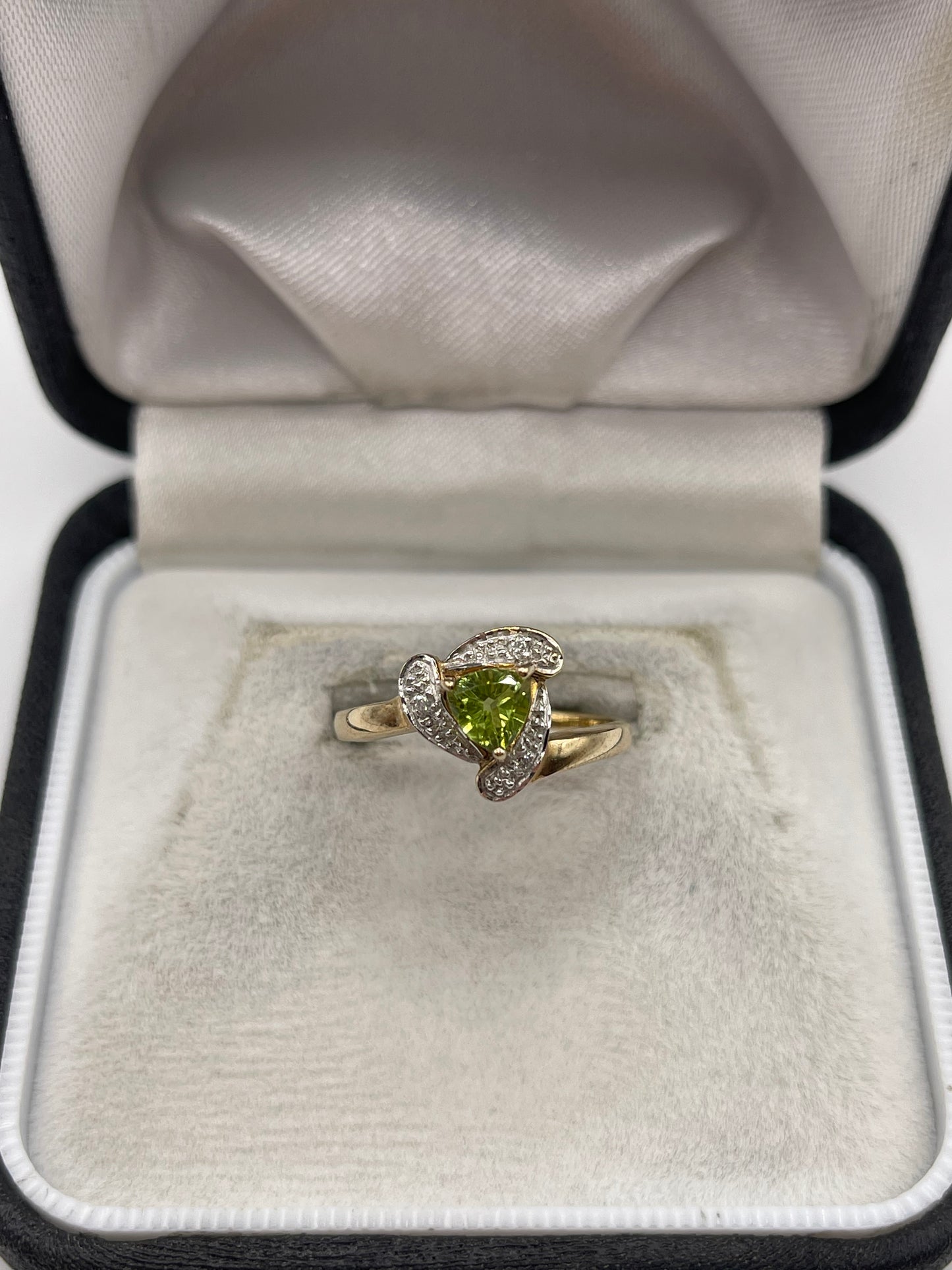 9ct gold peridot and diamond ring