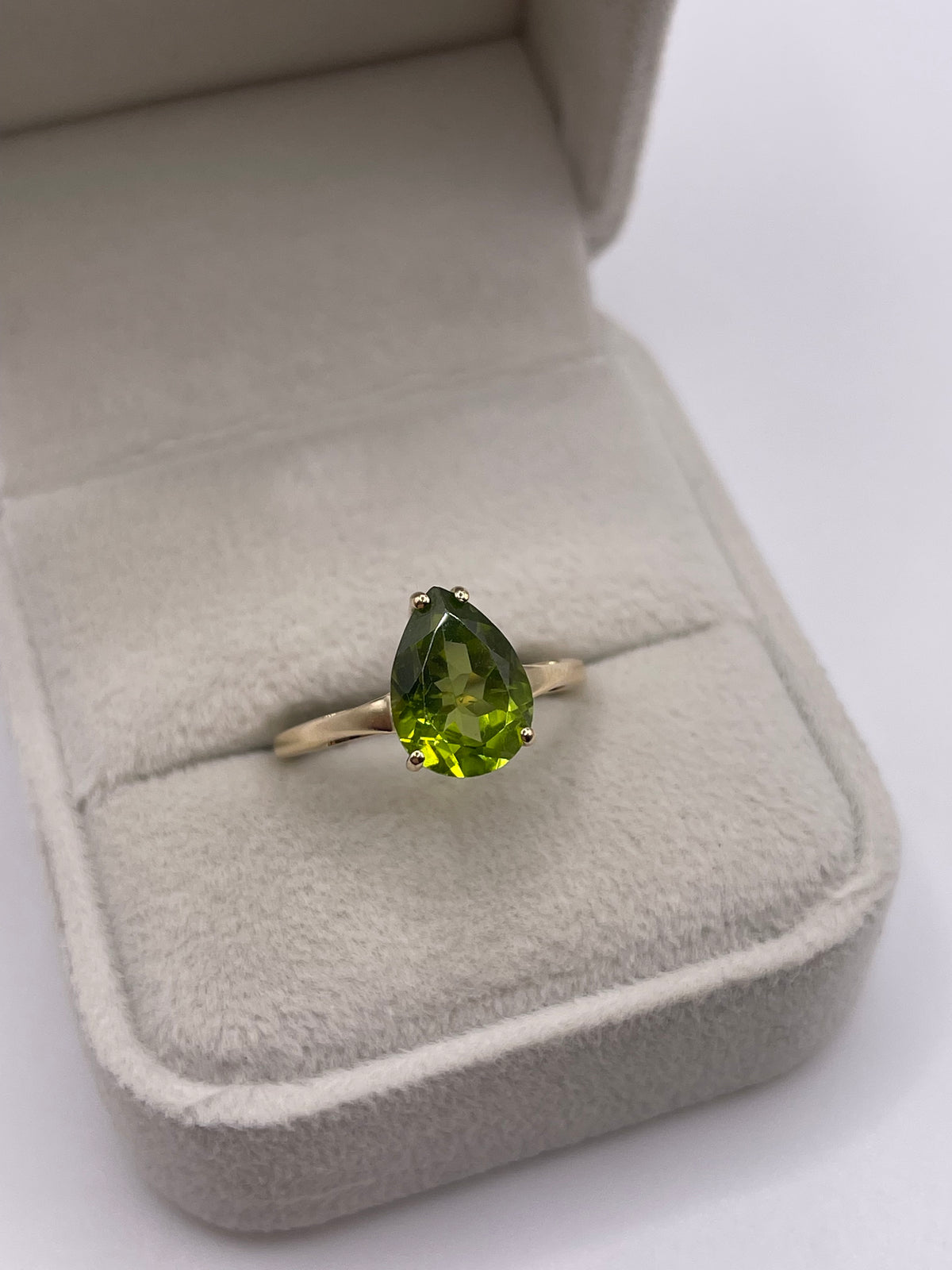 9ct gold peridot ring