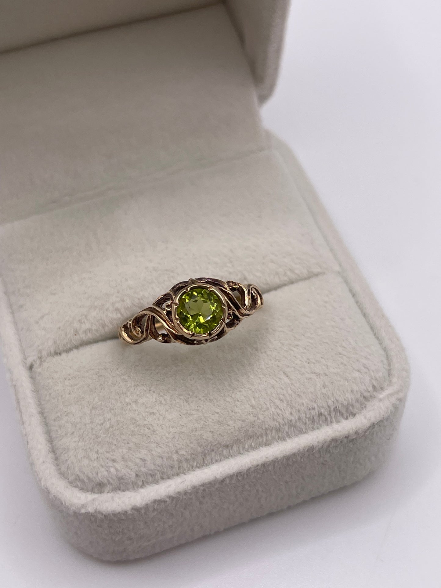 9ct gold peridot ring