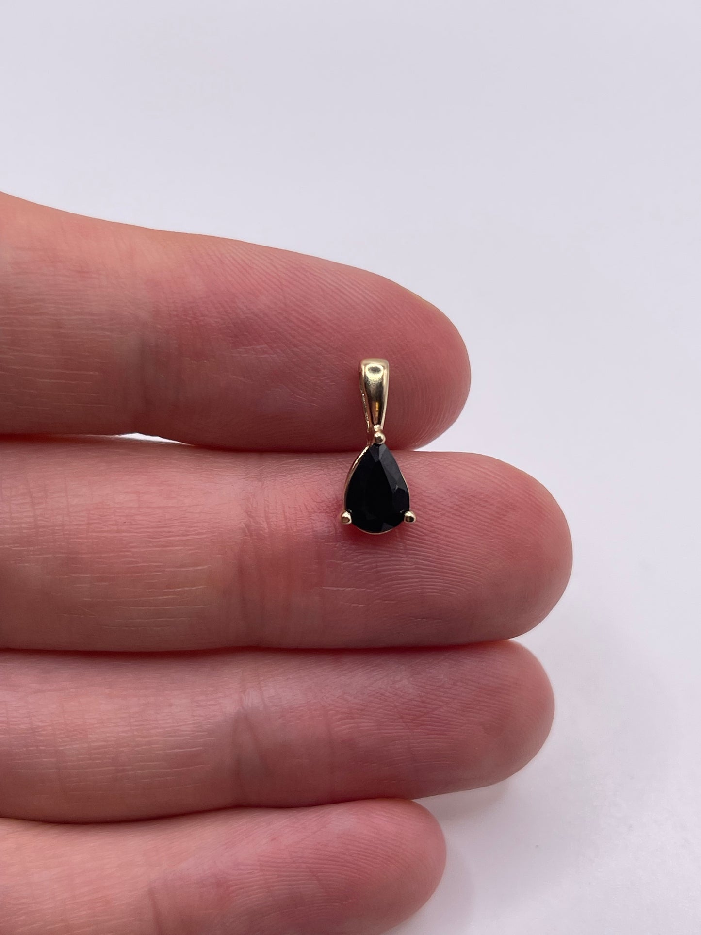 9ct gold sapphire pendant