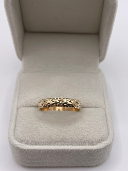9ct gold patterned band