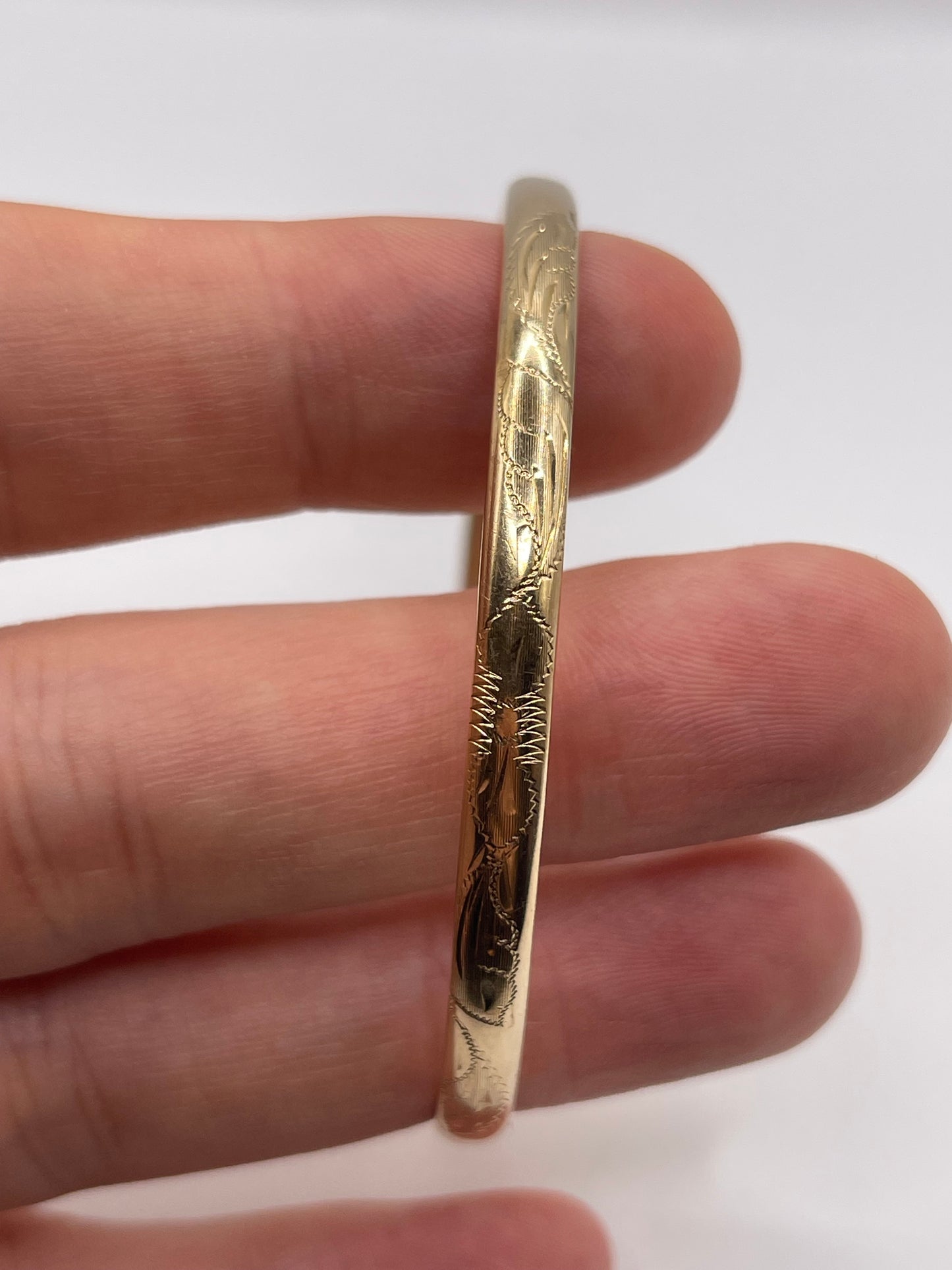 9ct gold bangle