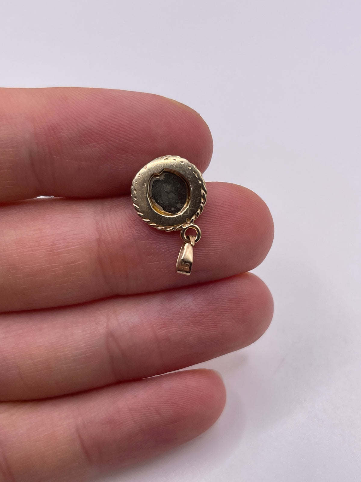 9ct gold blue John pendant