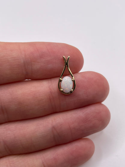 9ct gold opal pendant