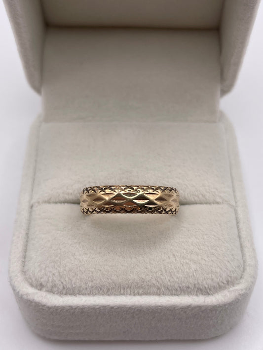 9ct gold patterned band