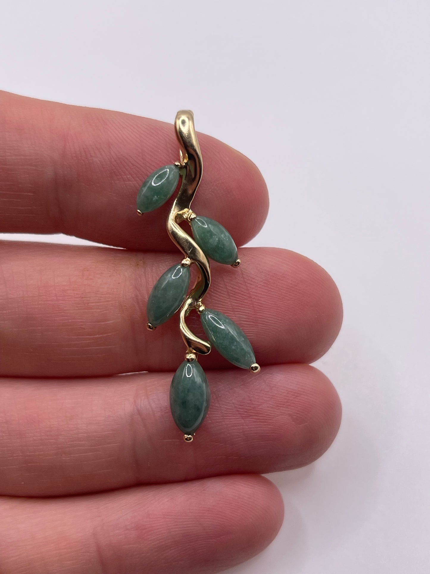 9ct gold aventurine pendant