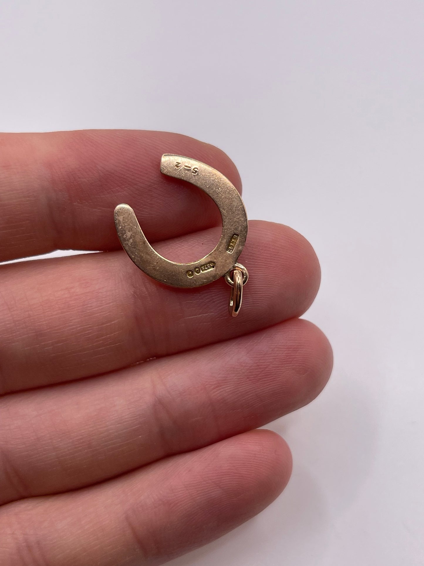 9ct gold horseshoe pendant