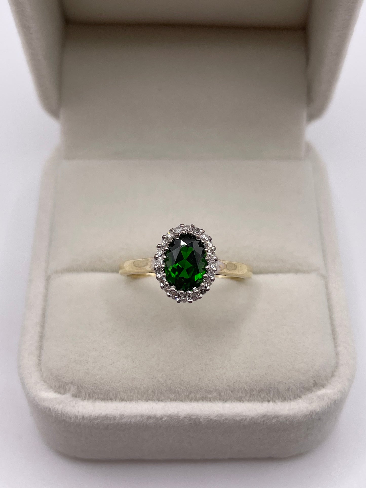 9ct gold diopside and diamond ring