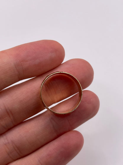 9ct gold patterned band