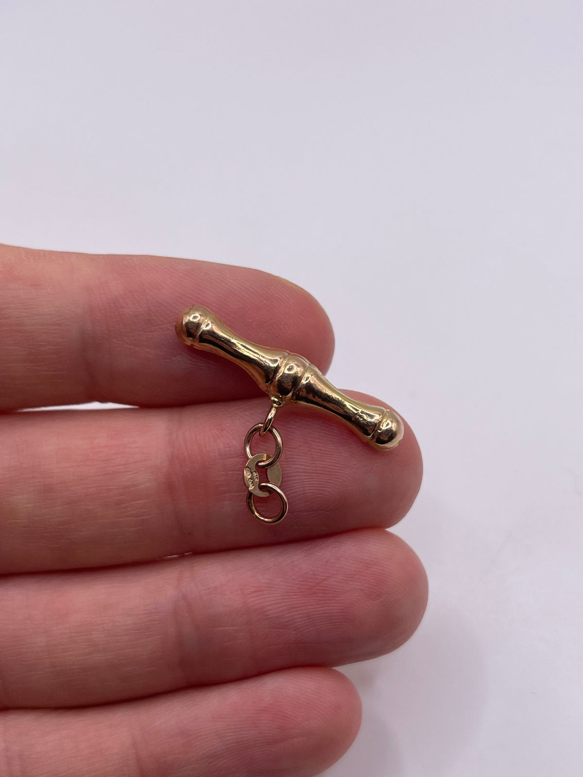 9ct gold t bar pendant