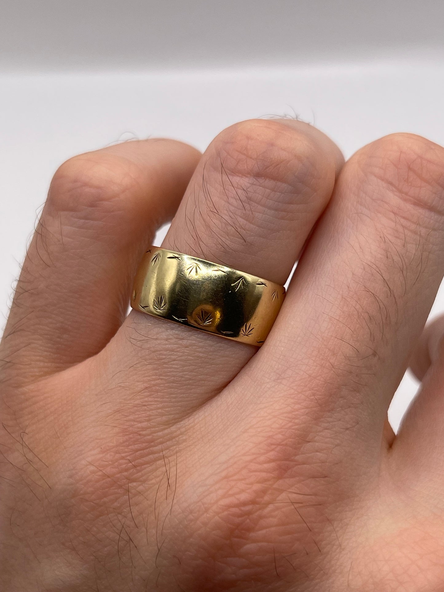 9ct gold patterned band
