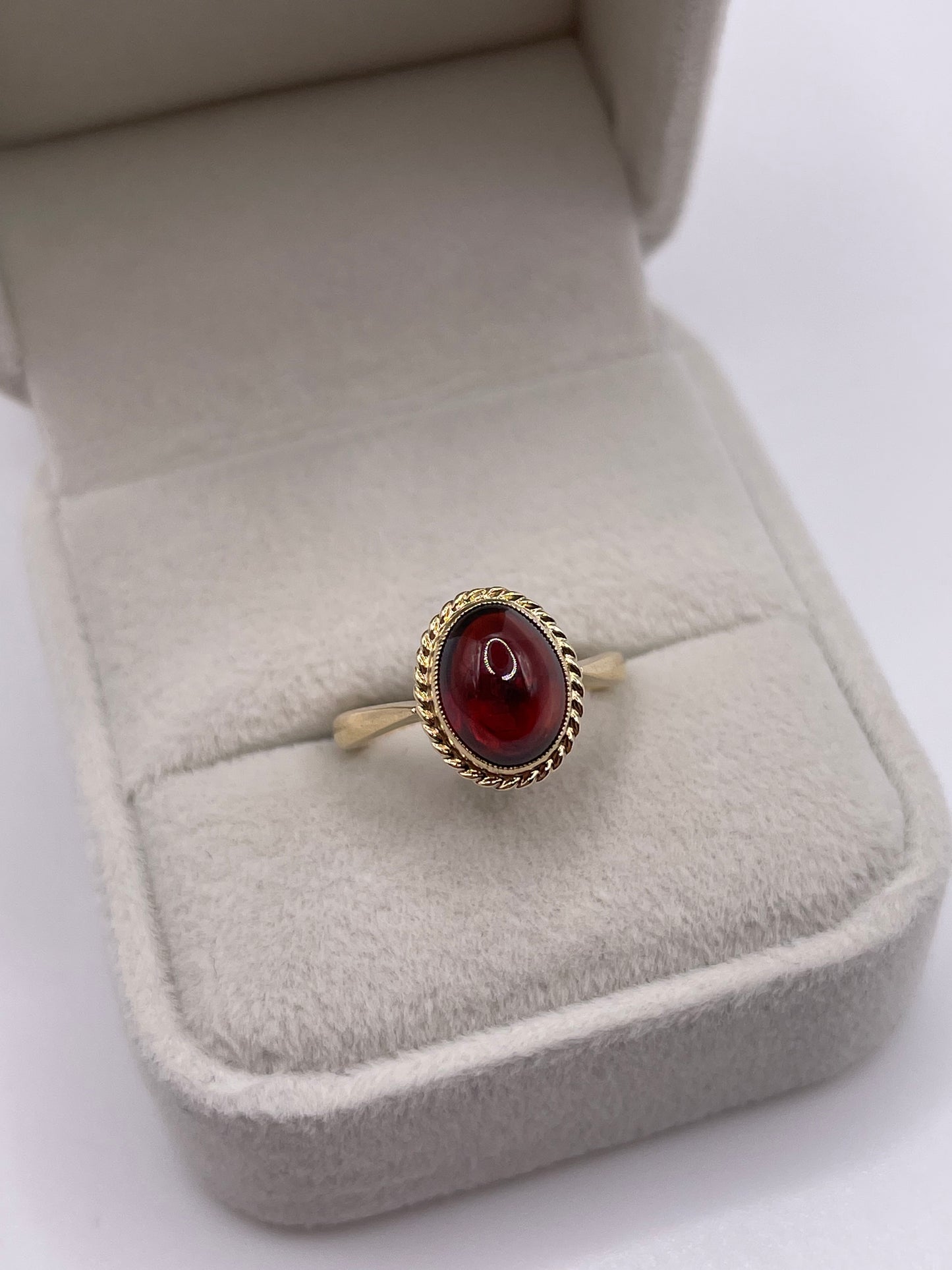 9ct gold cabochon garnet ring