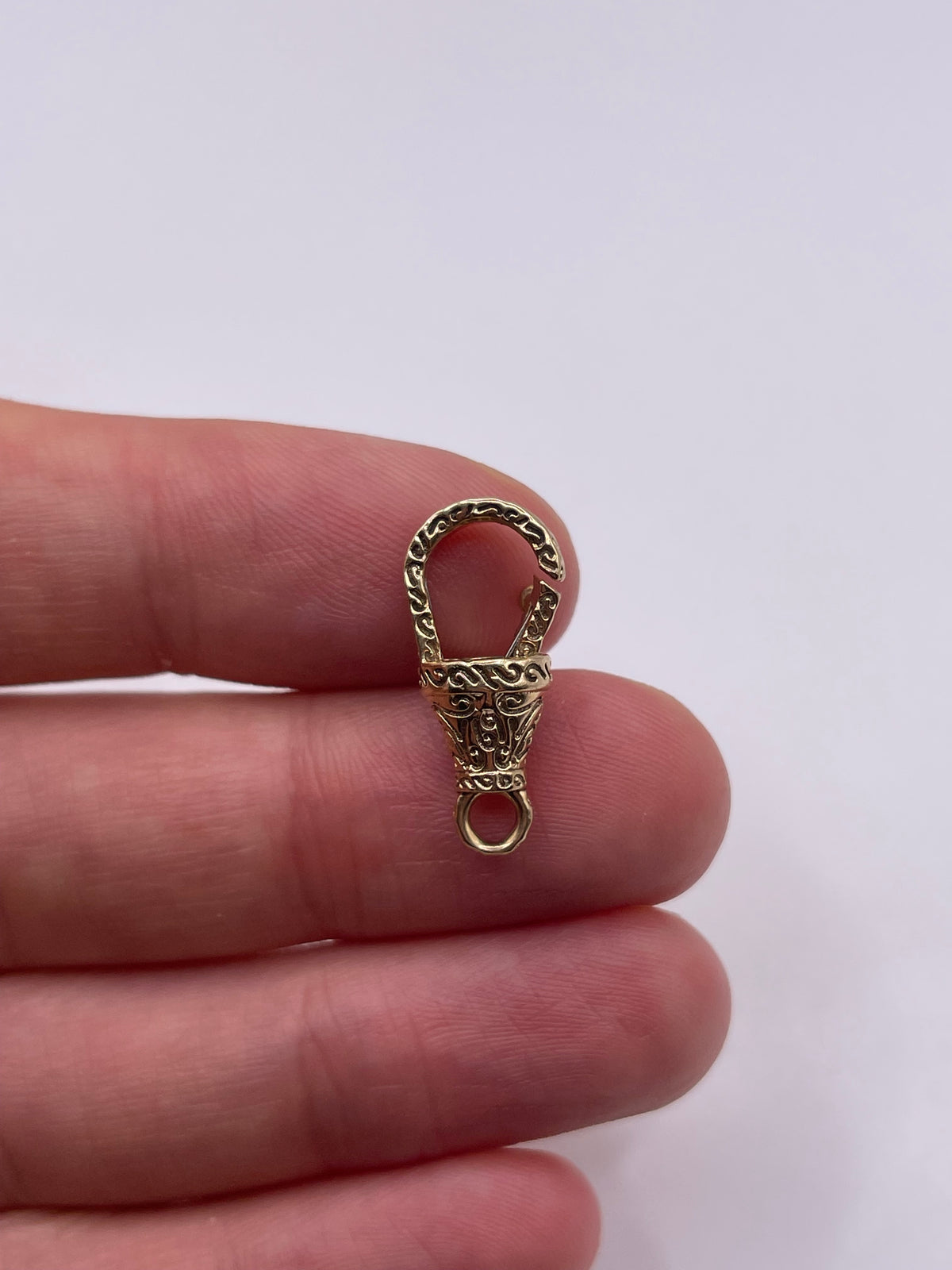 9ct gold engraved dog clip 10