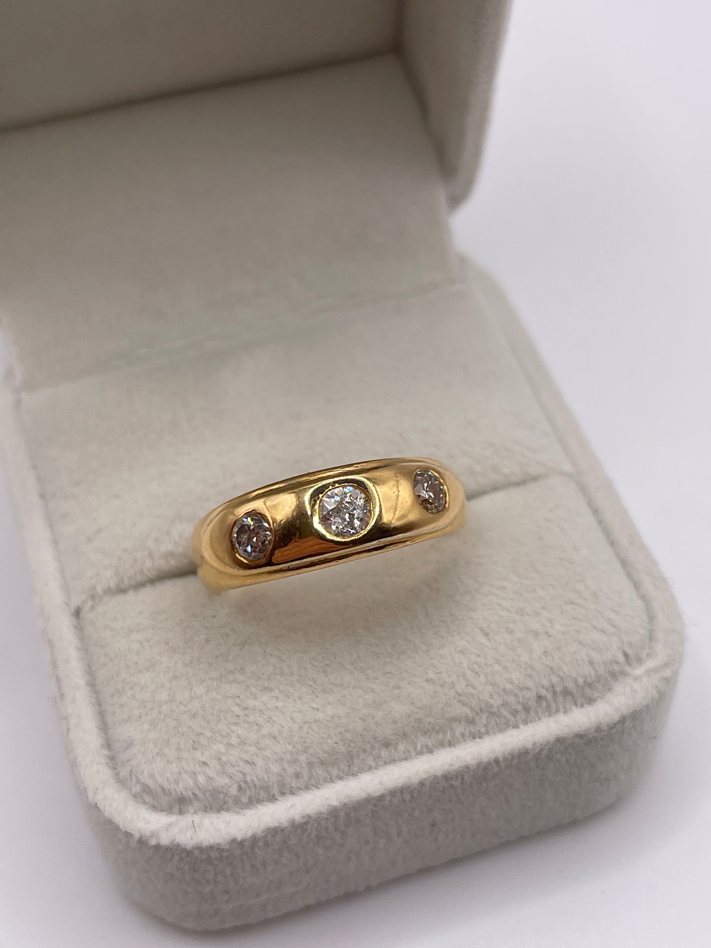 18ct gold diamond gypsy ring