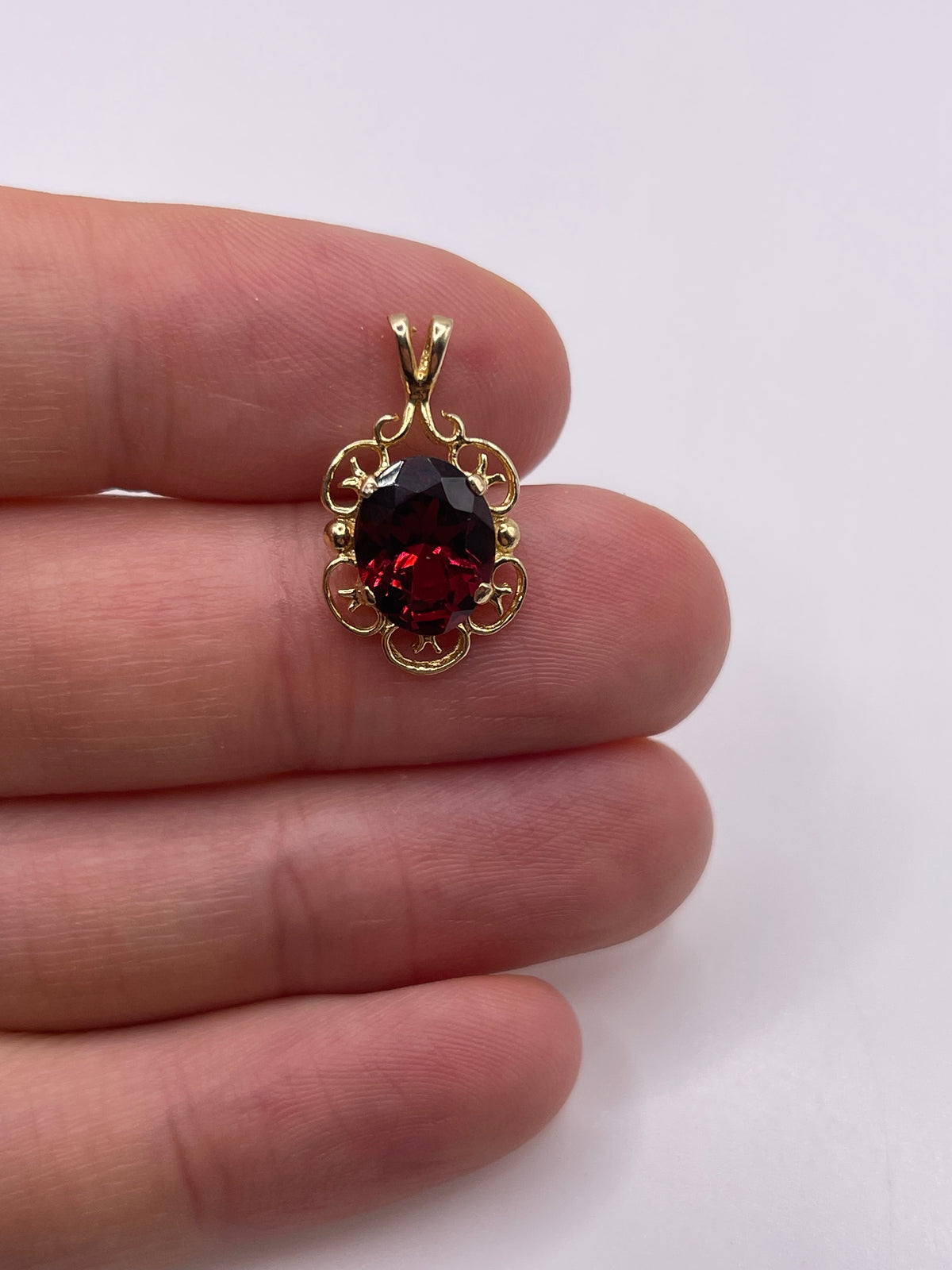 9ct gold garnet pendant