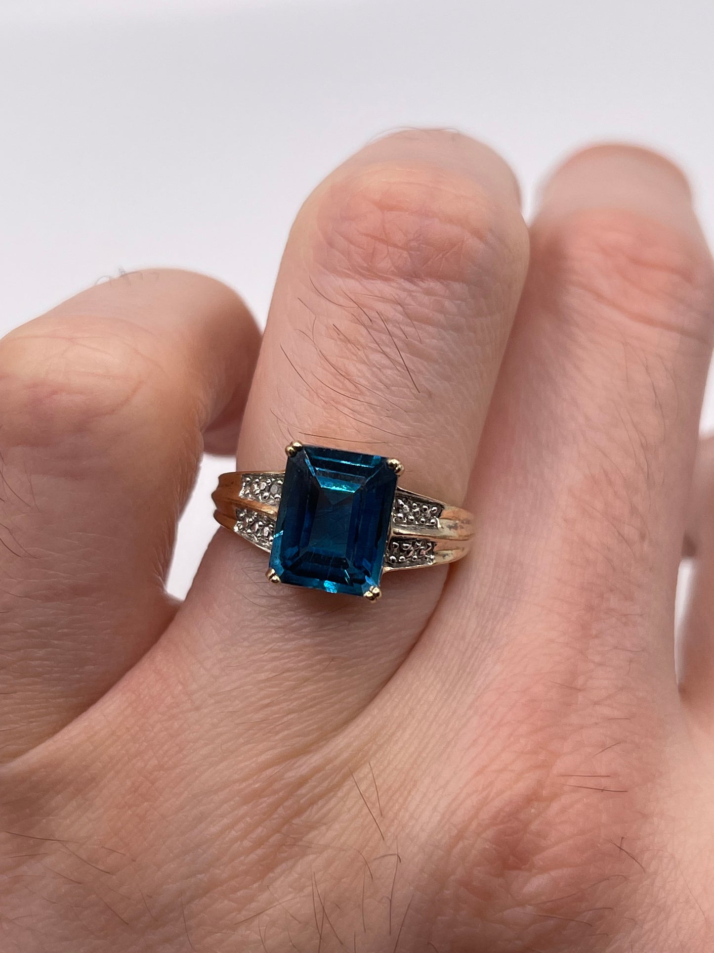 9ct gold London blue topaz and diamond ring