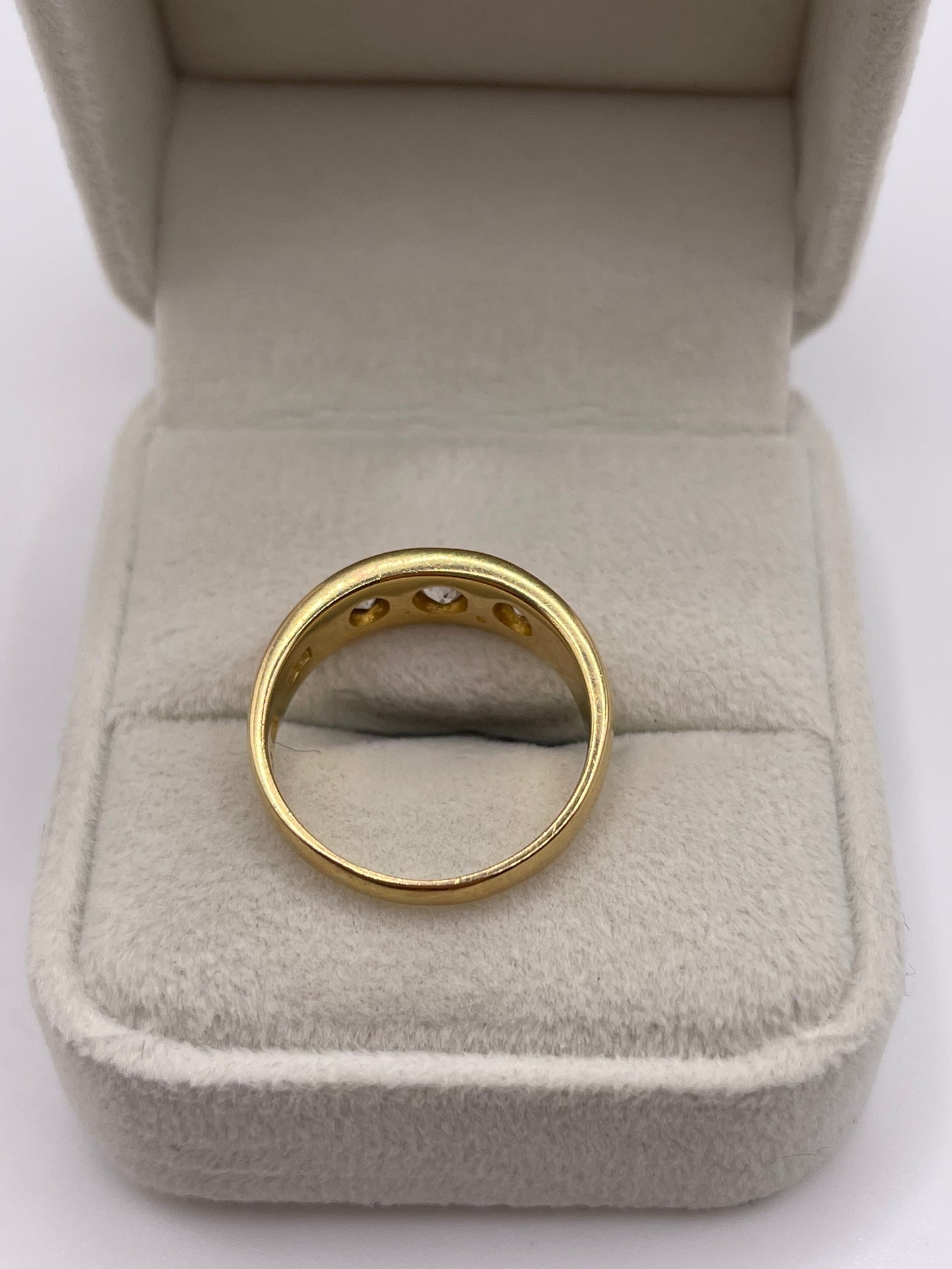 Antique 18ct gold 3 stone diamond guosy ring